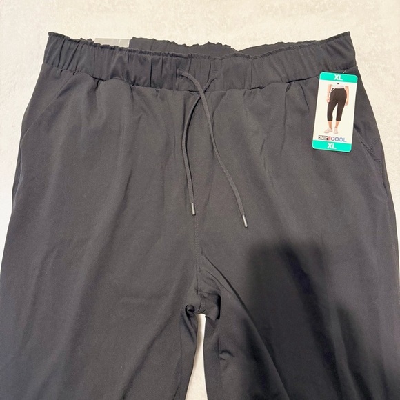 32 Degrees Black Lux Capri with Elastic Waistband - Picture 6 of 10